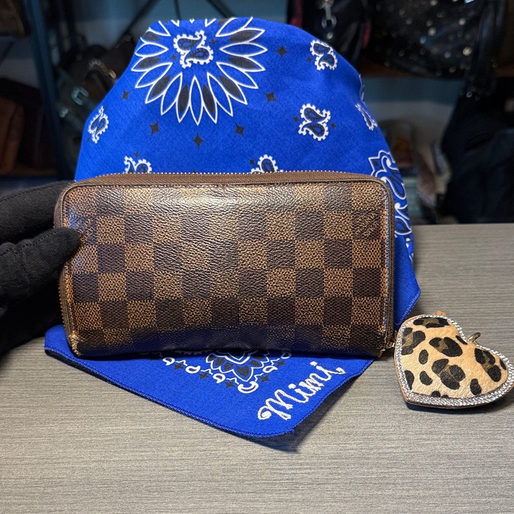 Louis Vuitton Damier Ebene Long Wallet with Leopard Heart Keychain - Picture 5 of 13